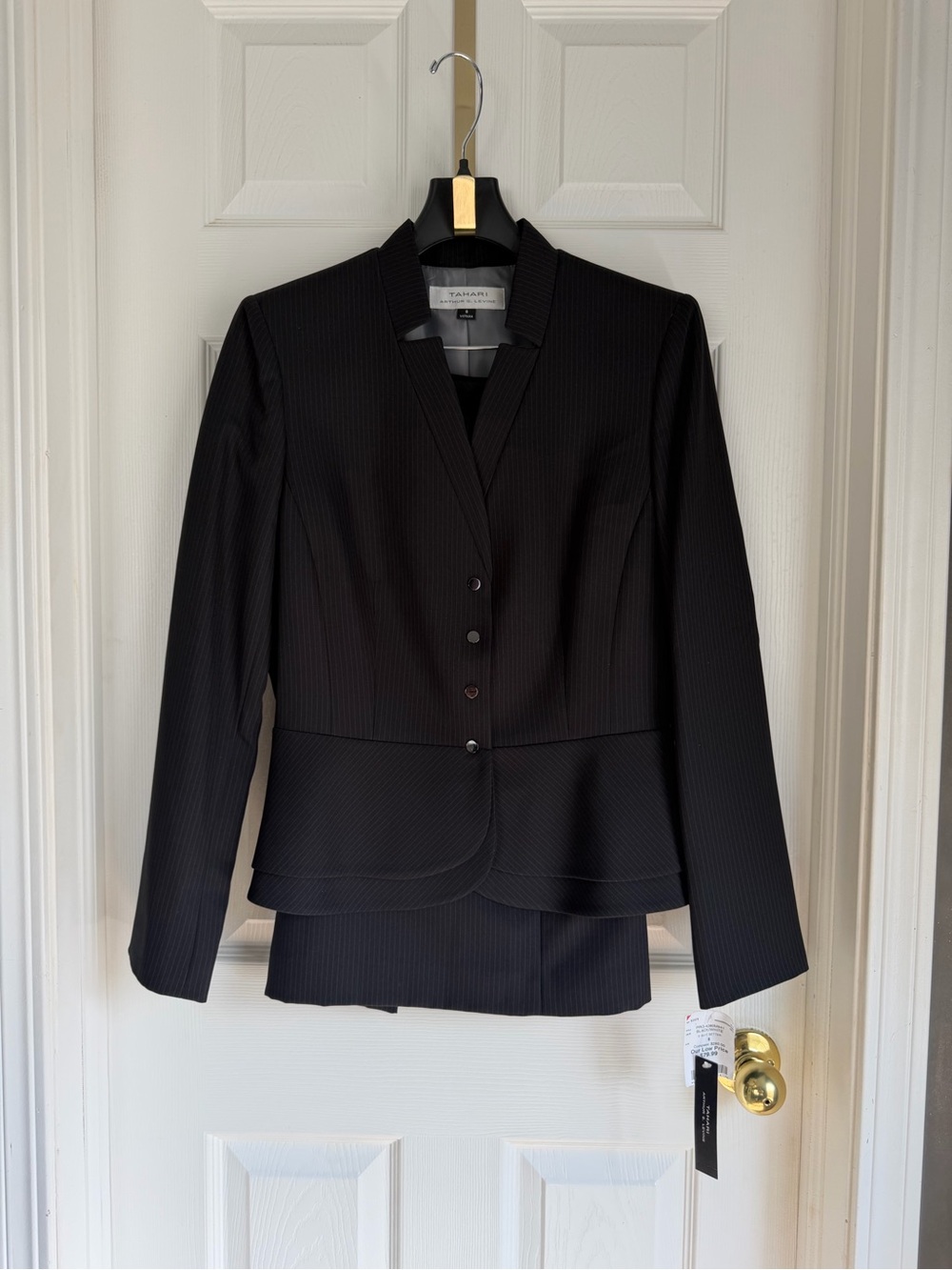 Tahari ASL Women's Stylish Classic Tailored Suit. Jacket & Skirt.